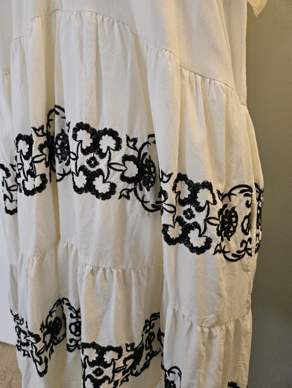 Old Navy Cream Midi Dress with Black Embroidered Floral Design Size XL Pockets - Picture 7 of 13